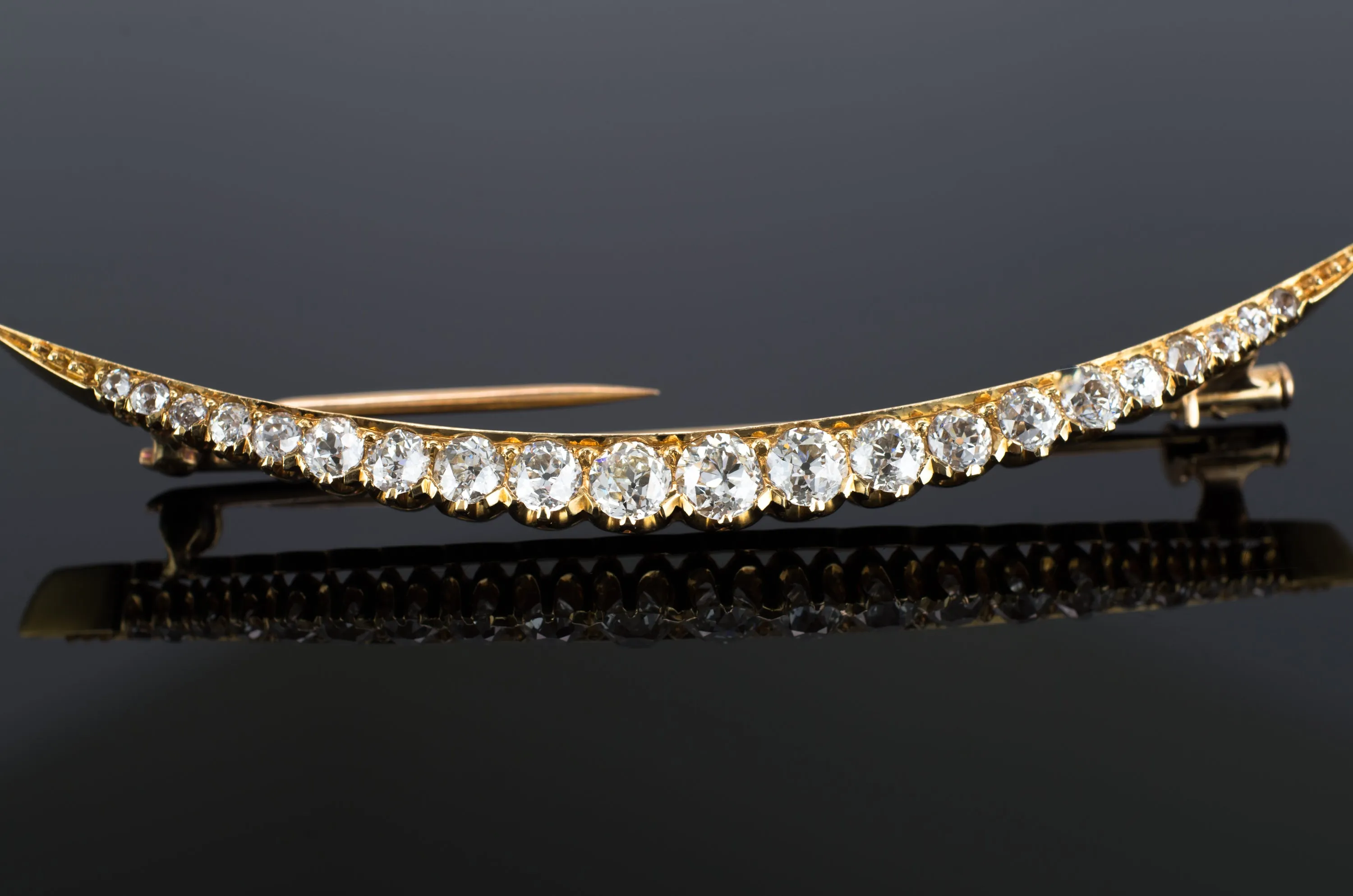 2.7CTW VINTAGE 18K GOLD OEC DIAMOND CRESCENT NECKLACE