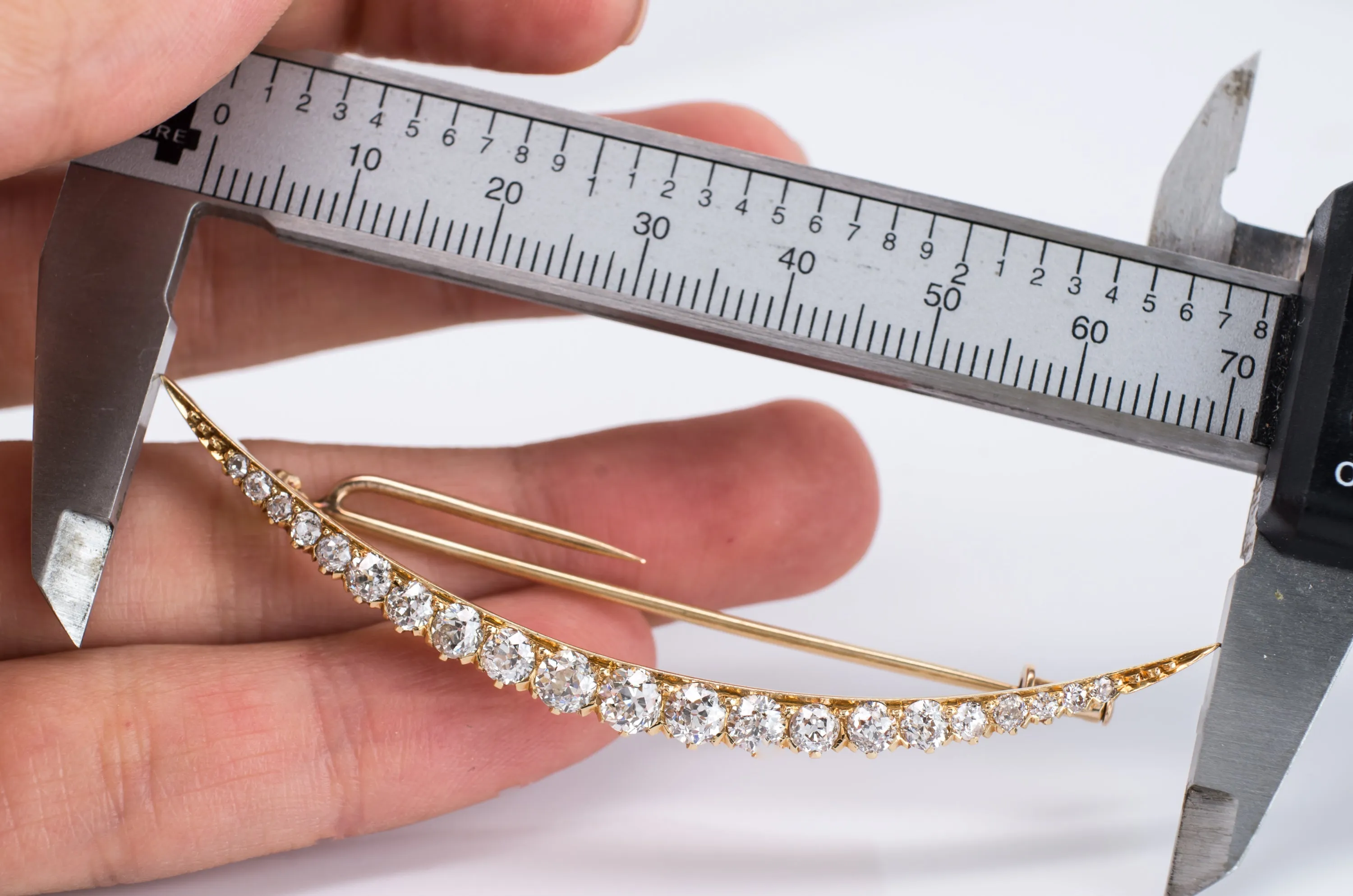 2.7CTW VINTAGE 18K GOLD OEC DIAMOND CRESCENT NECKLACE