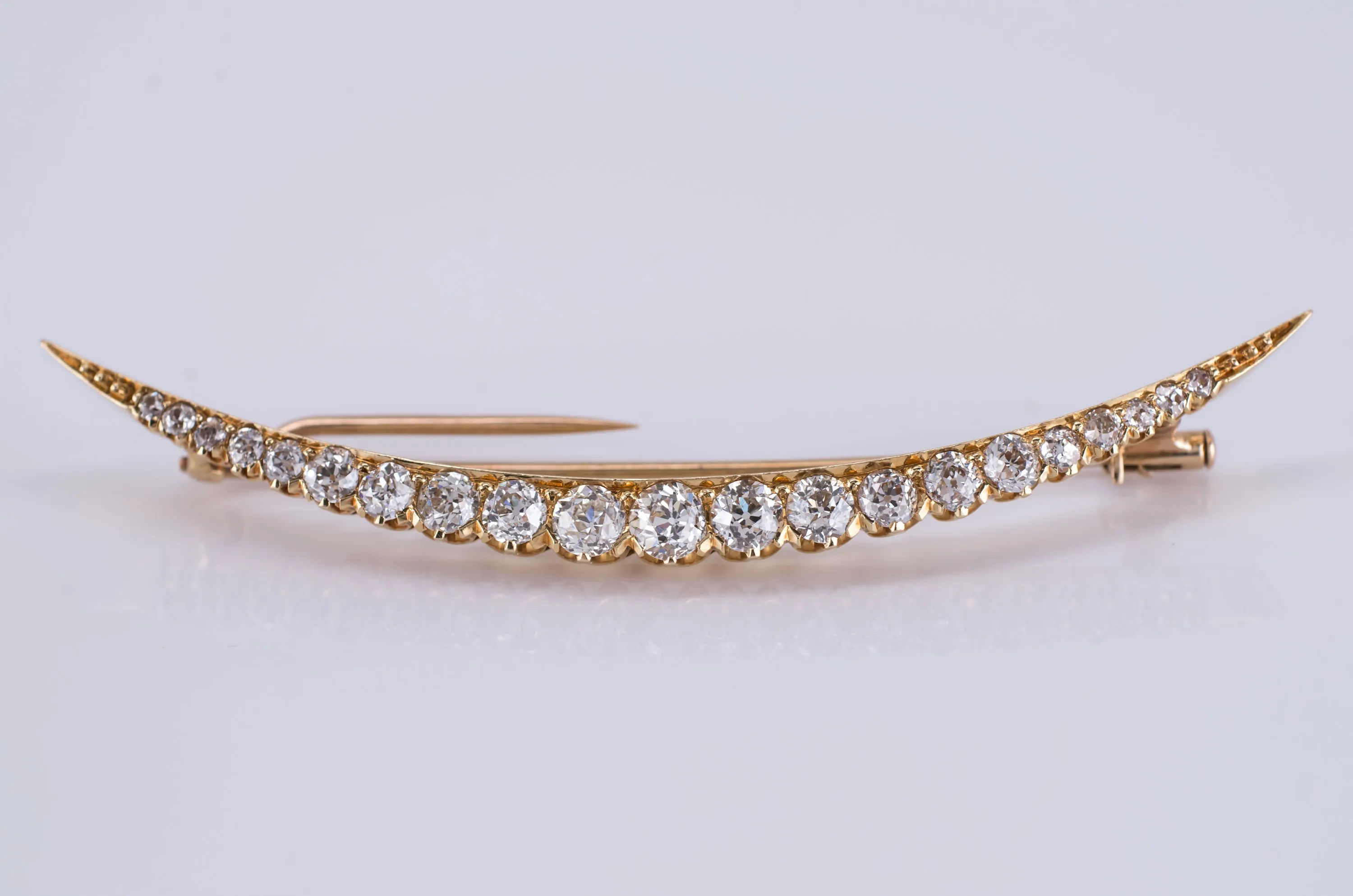 2.7CTW VINTAGE 18K GOLD OEC DIAMOND CRESCENT NECKLACE