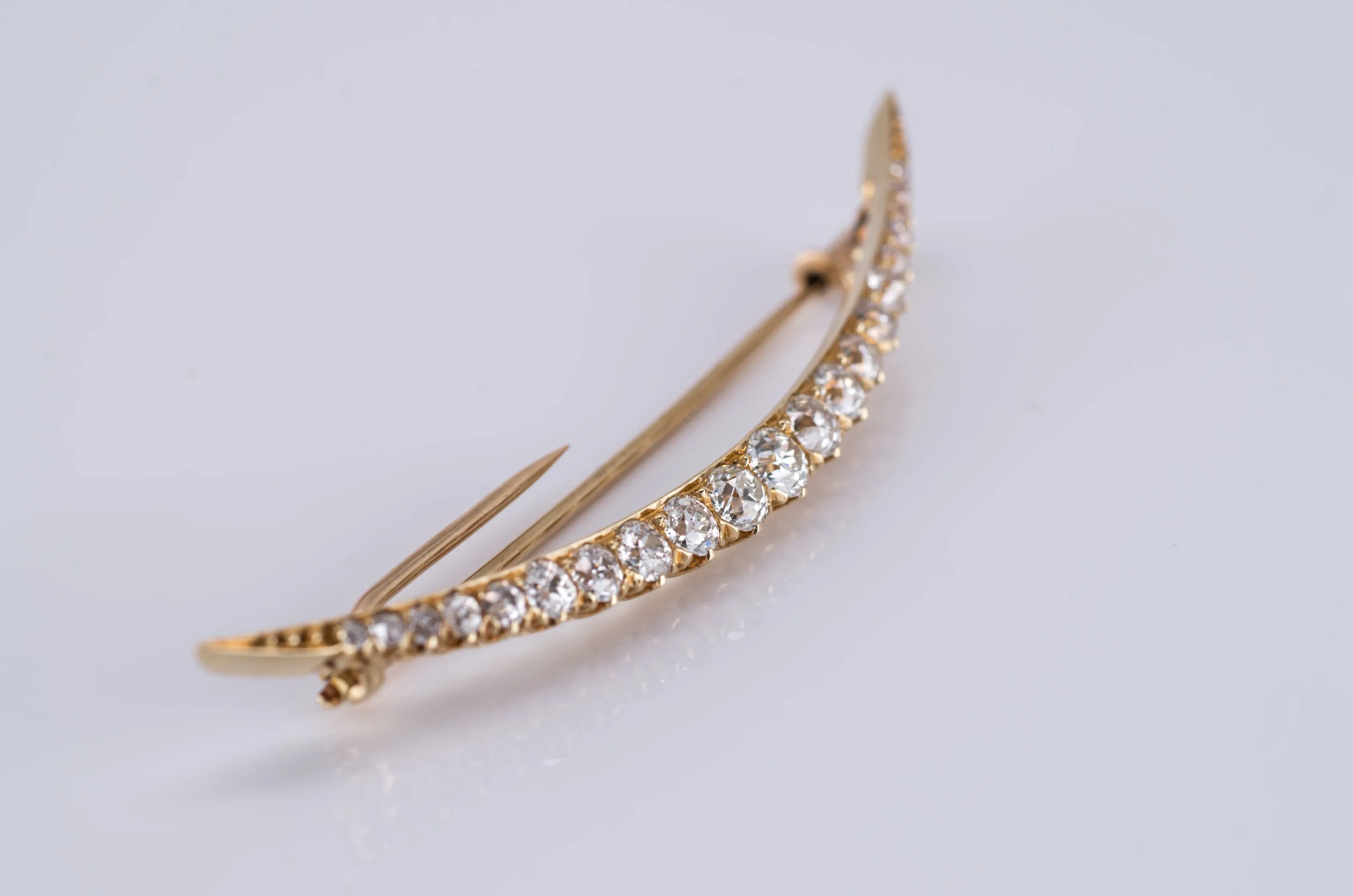 2.7CTW VINTAGE 18K GOLD OEC DIAMOND CRESCENT NECKLACE