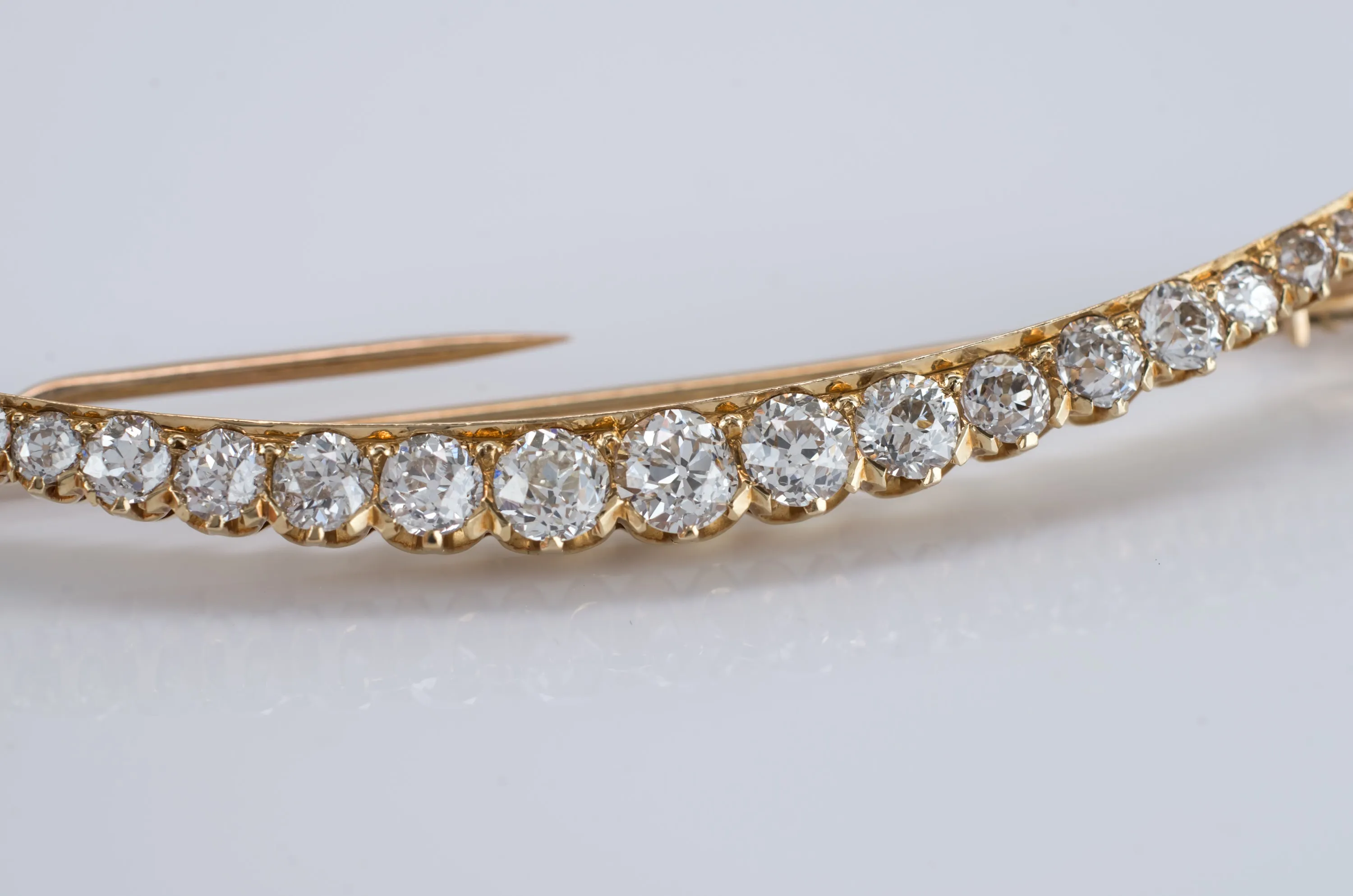 2.7CTW VINTAGE 18K GOLD OEC DIAMOND CRESCENT NECKLACE