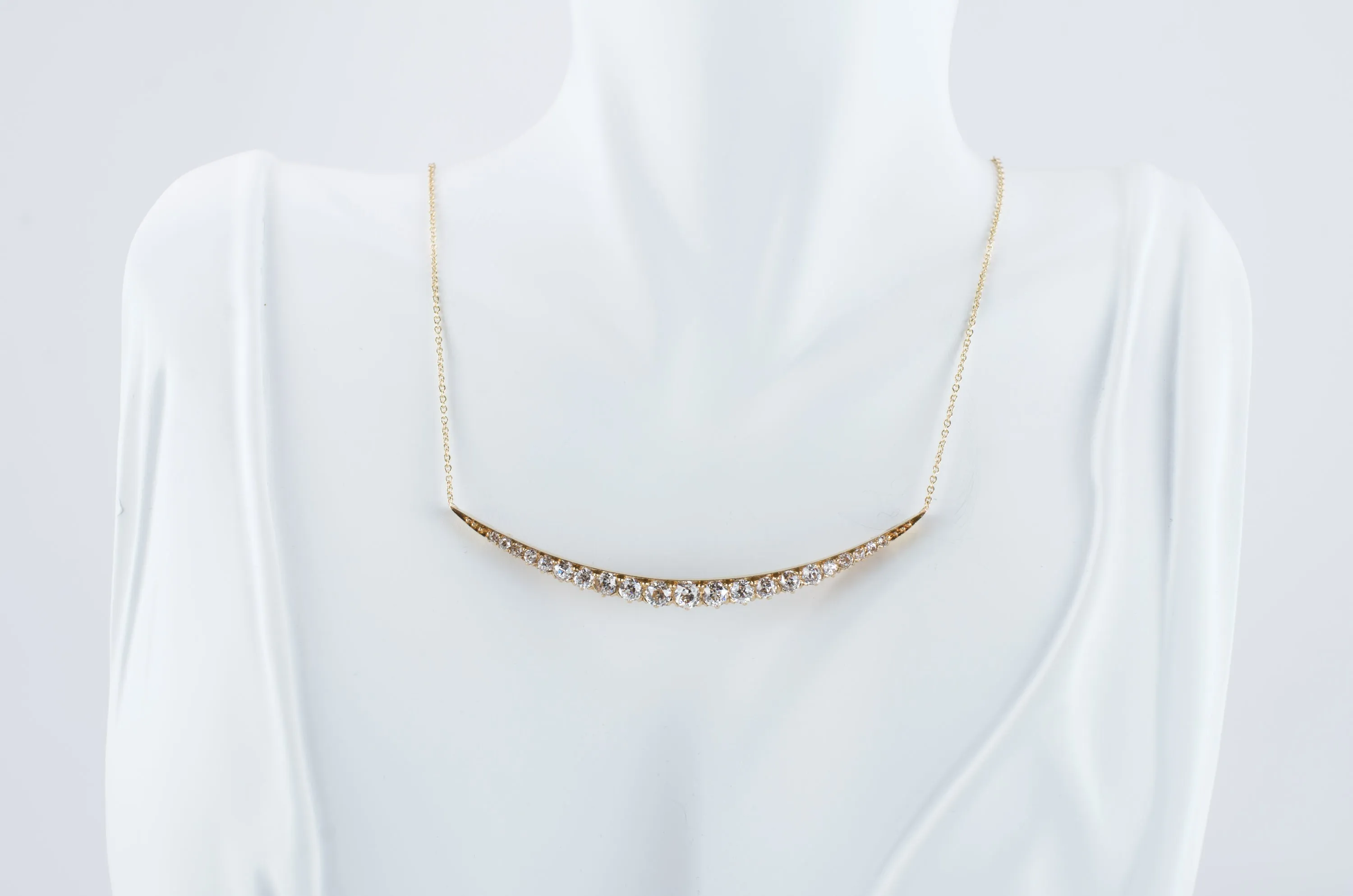 2.7CTW VINTAGE 18K GOLD OEC DIAMOND CRESCENT NECKLACE