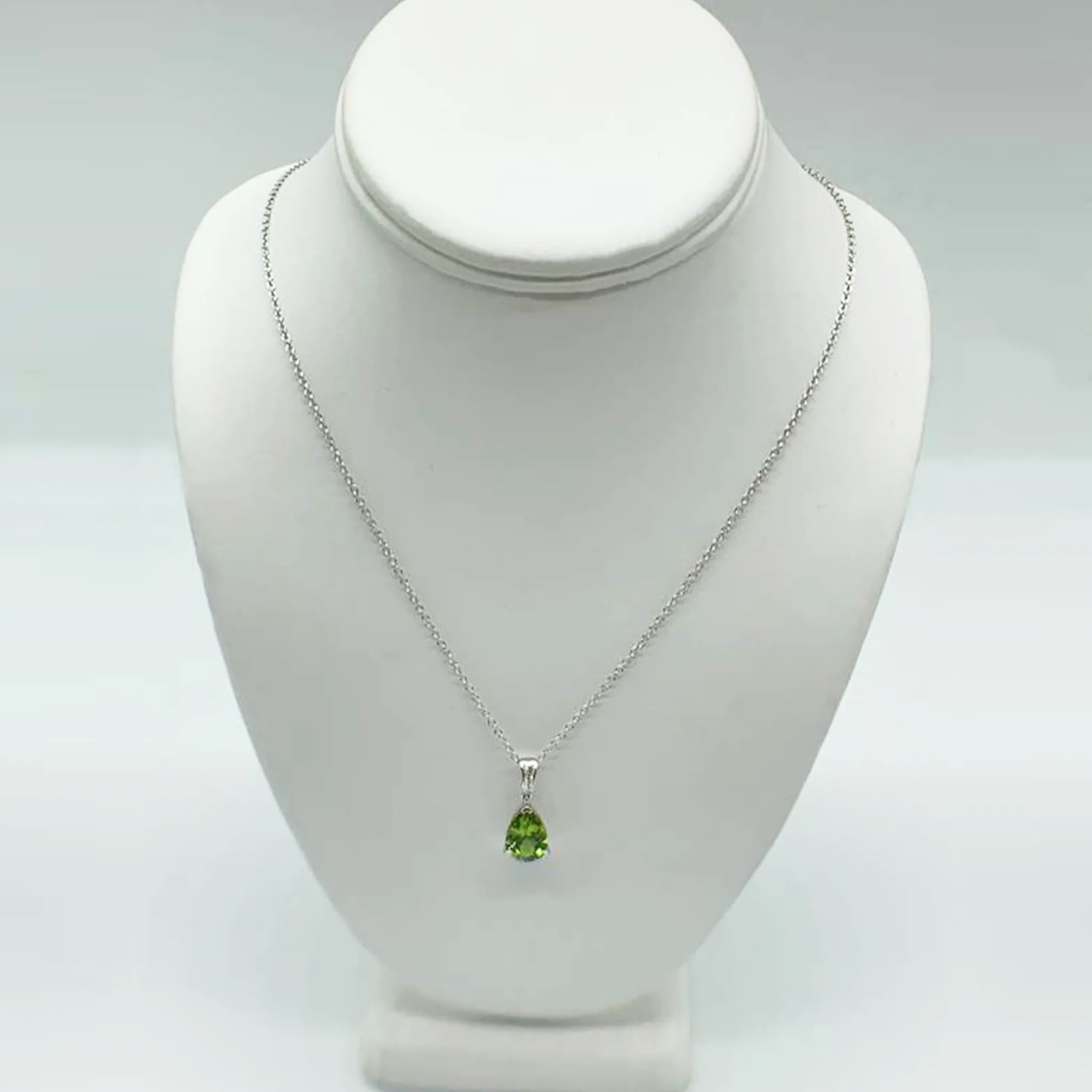 CA 18 Karat White Gold Teresa Peridot and Diamond Bail Pendant Necklace.