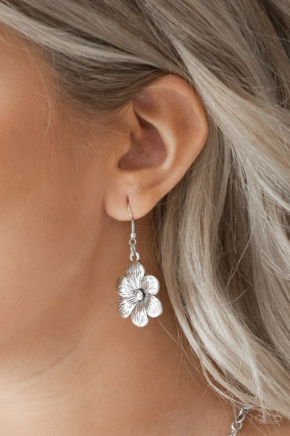 Paparazzi - Secret Garden - Silver Floral Pedal Necklace
