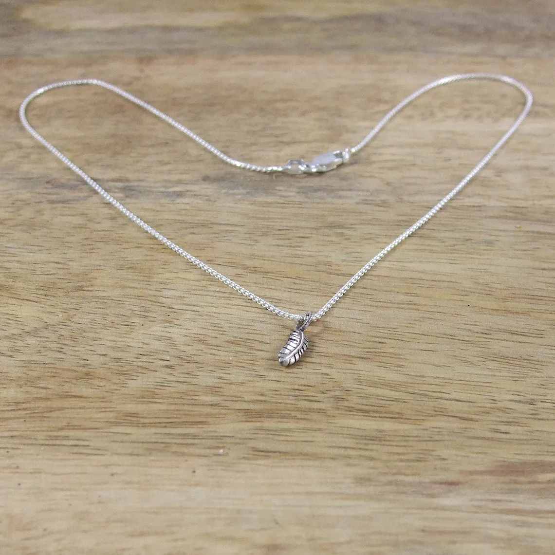 Pequeño Feather Pendant with Chain