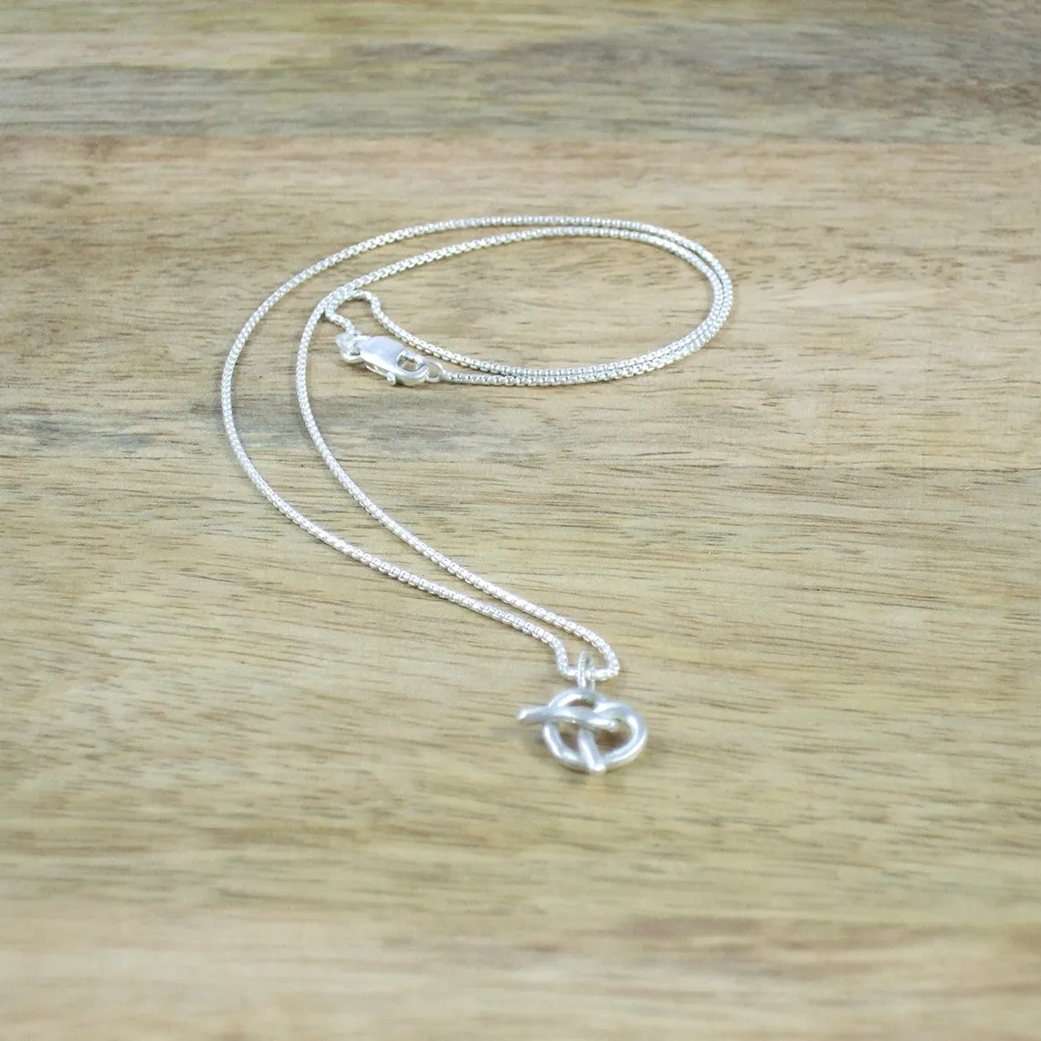 Pequeño Pretzel Pendant