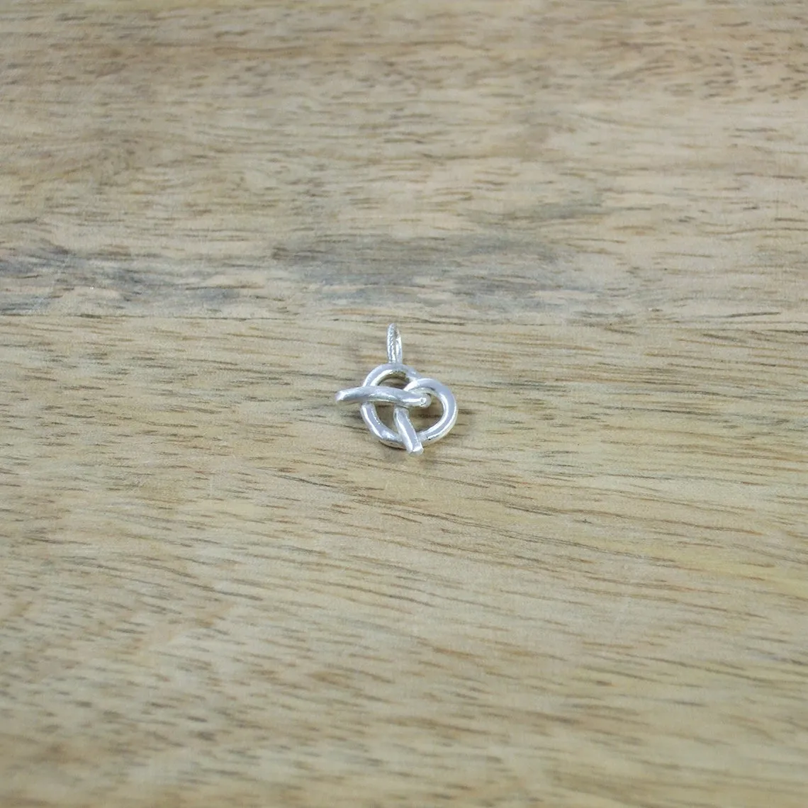 Pequeño Pretzel Pendant