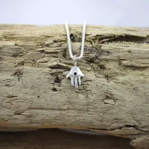 Pequeño Sterling Silver Hamsa Pendant with Chain