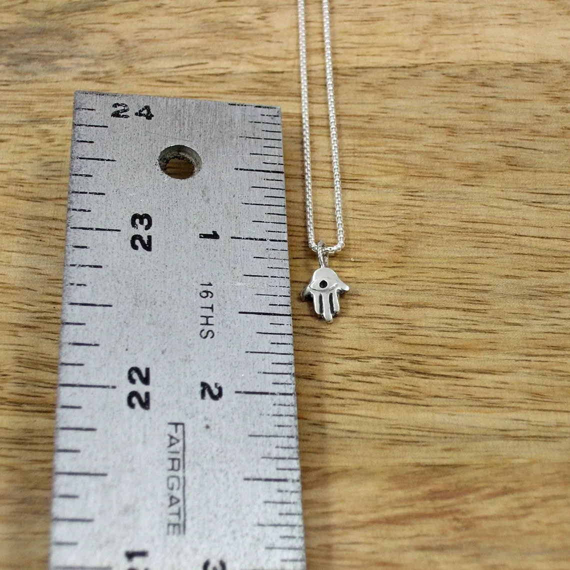Pequeño Sterling Silver Hamsa Pendant with Chain