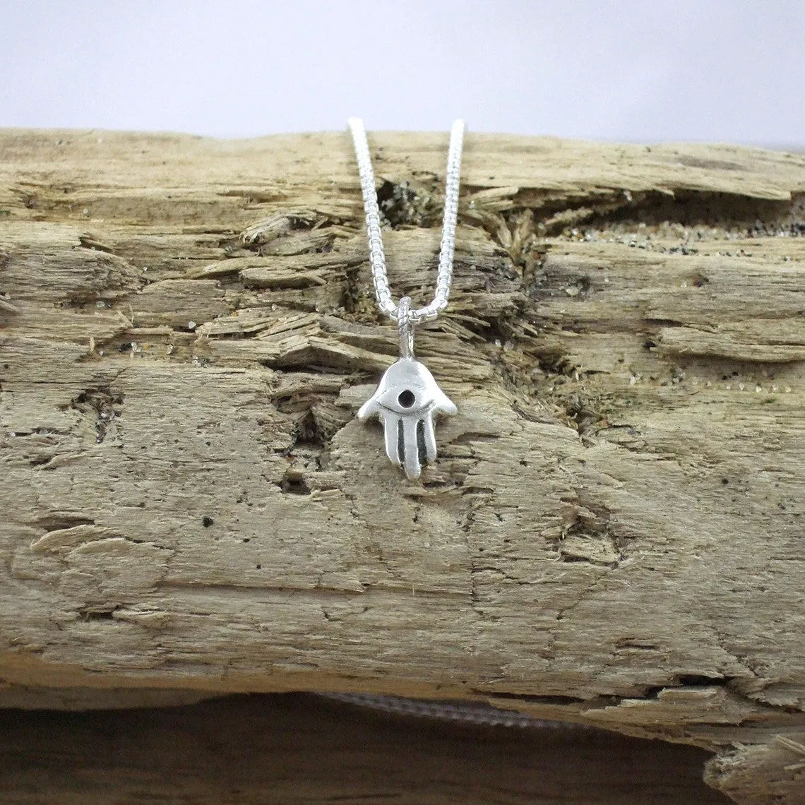 Pequeño Sterling Silver Hamsa Pendant with Chain