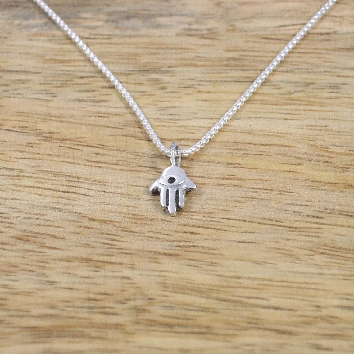 Pequeño Sterling Silver Hamsa Pendant with Chain